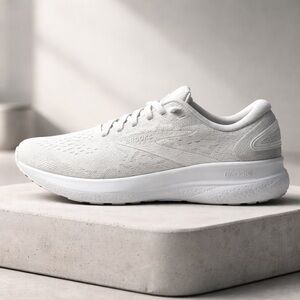 Pre-Owned Brooks Ghost 16 Women's Size 7.5 with box. Lightly used.White on White